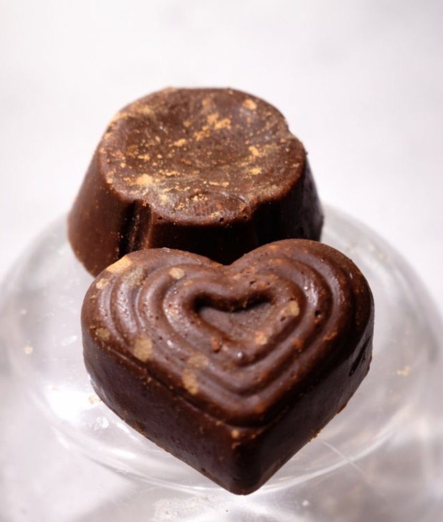 EnChoc assorted heart and round chocolate pieces